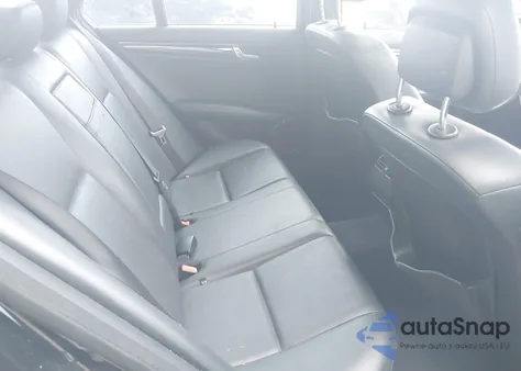 2010 Mercedes-Benz C 300 Luxury/Sport z USA, uszkodzony, nr VIN WDDGF5EB3AF461489